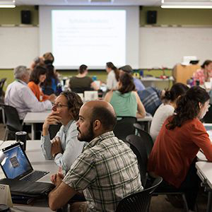 Participants at the 2017 Northwest Regional Summer Institute on Scientific Teaching at the University of Oregon discuss how to support improved student learning outcomes in the sciences and make other improvements to STEM education.  Photo courtesy of Dan Barton, Humboldt State University. 